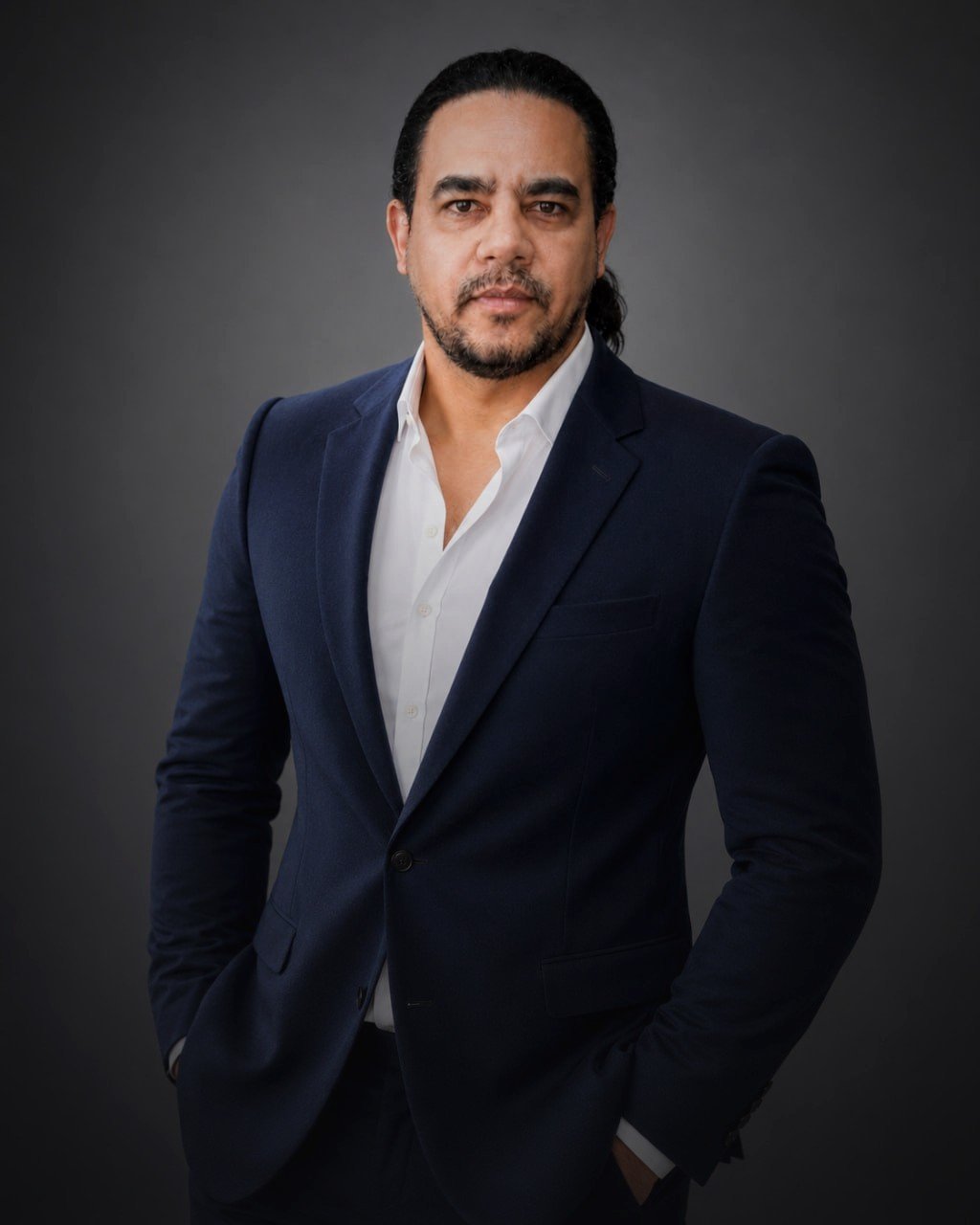 Andre Richest Costa em retrato profissional com terno azul-marinho