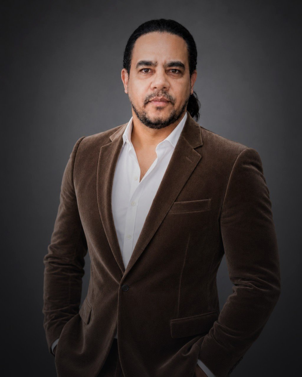Andre Richest Costa, criador do Protocolo RISEN, em retrato profissional com blazer marrom