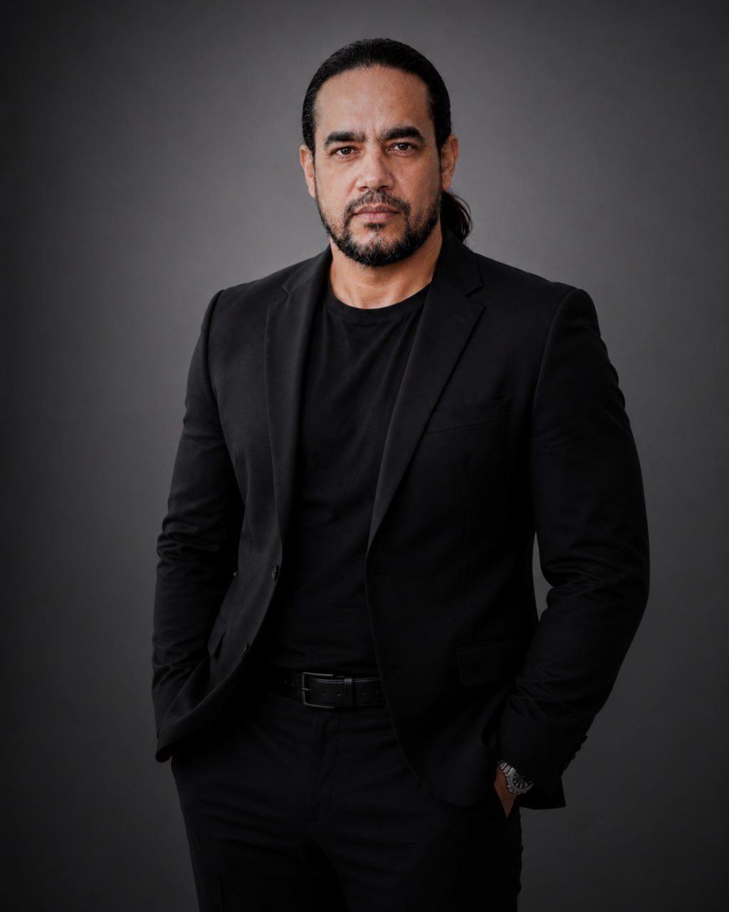 Andre Richest Costa de terno preto, em retrato profissional frontal